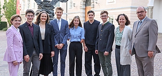 Im Bild Landtagspräsidentin Brigitta Pallauf mit den Preisträgern Ulrich Brugger, Beatrix Umlauf, Patrick Bräunlinger, Julia Eisl, Caspar Lechner und Martin Lanschützer sowie den Juroren Andrea Dillinger und Oskar Dohle.